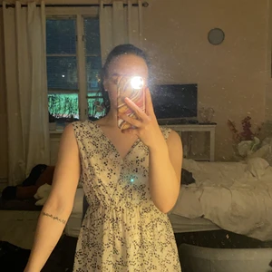 Blommig klänning - fin klänning från Cubus