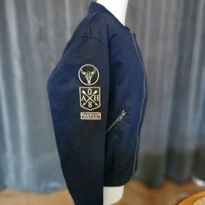 Adrian Hammond bomberjacka  - En blå bomberjacka från Adrian Hammond. I gott skick. Lite tunnare jacka med detaljer på höger ärm.