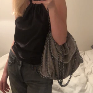 Fake Stella McCartney  - Säljer denna väska som nästan är identisk till Stella McCartney väskan. Väskan är i nyskick och endast använd ett fåtal gånger, vet ej vart den är ifrån. Budgivning gäller vid många intresserade.