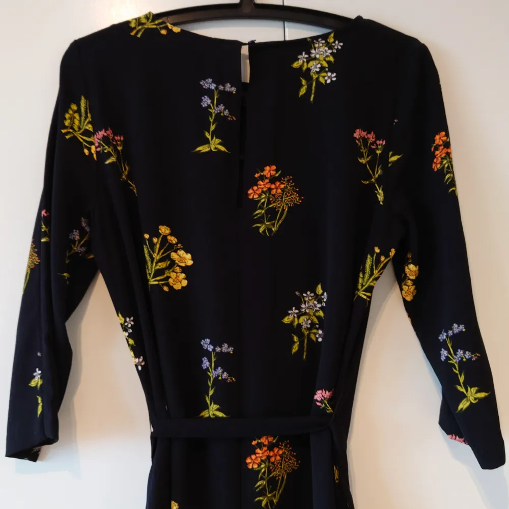 H&M svart blommig klänning, strl 38. Använd en gång, mycket fint skick! Köparen står för frakt. (Kan skickas som brev då blir frakten billigare, men då är det ej spårbart). Klänningar.