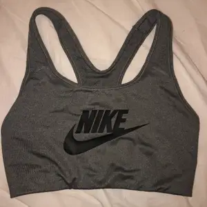 Hej! Säljer min Nike sport-bh i grått, den har enbart testats och sitter super bra på. 🥰