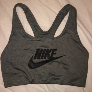 Nike Sport-bh  - Hej! Säljer min Nike sport-bh i grått, den har enbart testats och sitter super bra på. 🥰