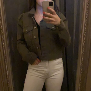 Grön vårjacka - En mörkgrön vårjacka från twist and tango. Den har aldrig kommit till användning och köptes för 1000kr säljer den för 400kr+frakt💕