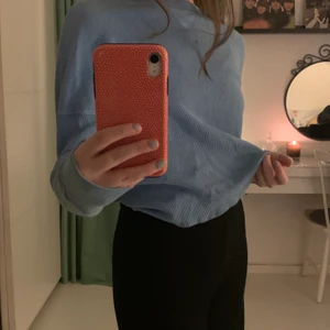 Blå tröja  - En blå tröja med rutat tyg (se bild 3) från BikBok. Storlek S men skulle passa XS-M. 80kr inklusive frakt! 