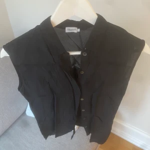 Filippa k blus - Svart silkesliknande blus från Filippa K  Storlek s Fin under en pullover eller bara till nu i sommar 