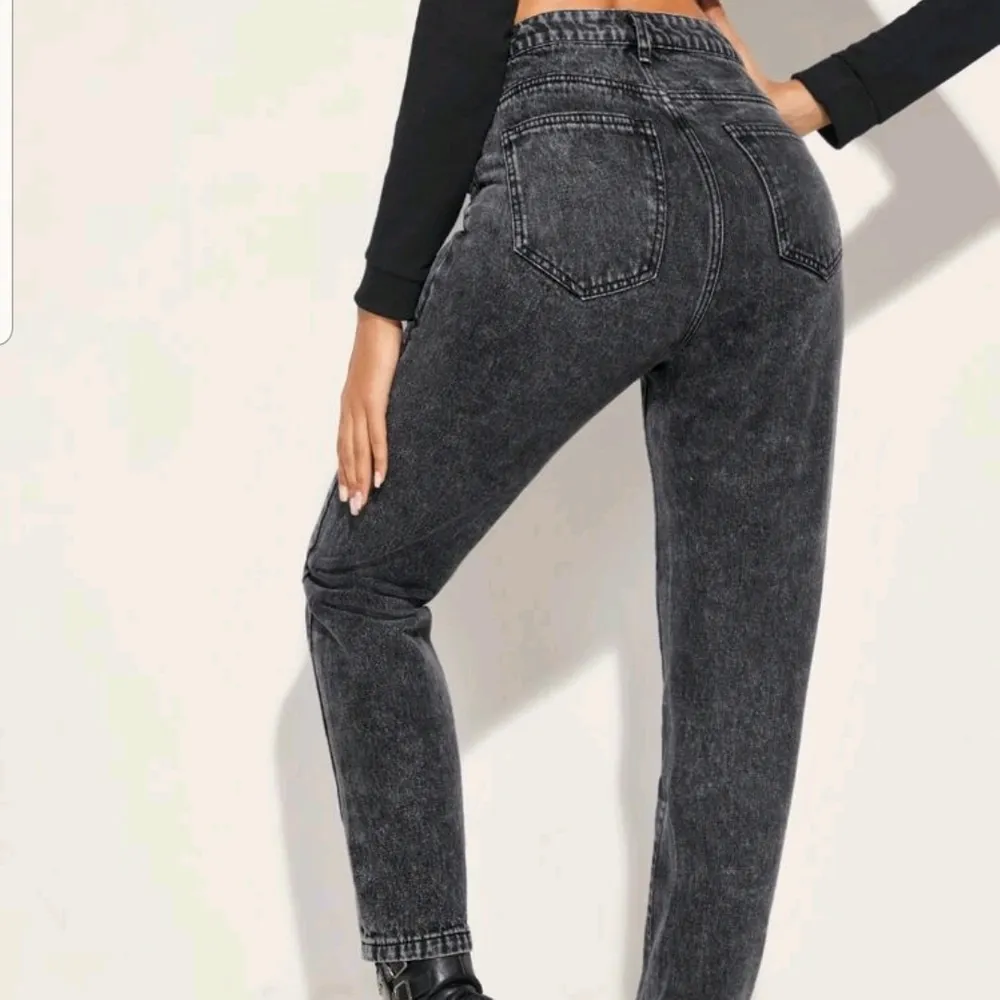 Säljer dessa snygga svarta jeans från shein då dom tyvär blivit för små för mig! Använda ett par gånger men är ändå i ett bra skick!! Köparen står för frakten🥰. Jeans & Byxor.