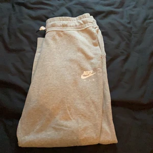 Nike mjukisbyxor  - Säljer mina mina Nike mjukisar, inget fel på de alls de kommer bara inte till användning, skriv till mig för fler bilder. Köparen står för frakt🥰