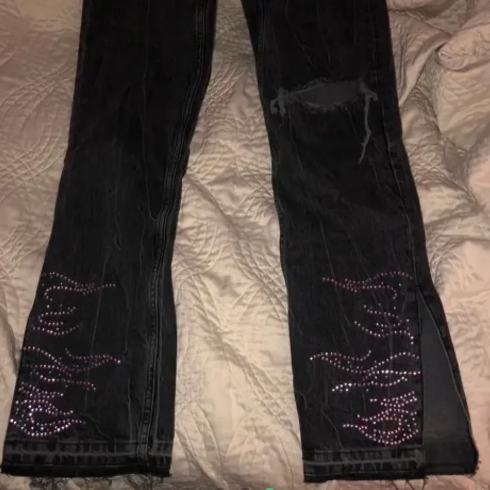 Hello Kitty jeans som är köpta på bershka( slutsålda på hemsidan) Använda ett fåtal gånger så skulle säga i topp skick! Säljer bara vid bra bud☺️. Jeans & Byxor.