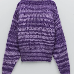 Lila stickad tröja från zara - Säljer denna jättefina stickade Tröja som kommer från zara, men är köpt på plick.💕 Passade tyvärr inte mig som jag ville(har strl M egentligen). Väldigt populär men slutsåld!! 💕 budgivning startar vid 200kr!💘 köpare betalar frakt!