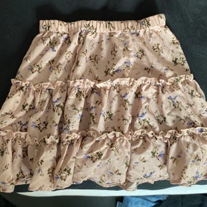 Kjol  - En kjol i storlek M från Shein. Jättefin, men passade inte mig. Aldrig använd🌸 Skickas mot fraktkostad, du bestämmer vad du vill ha för frakt 📦 