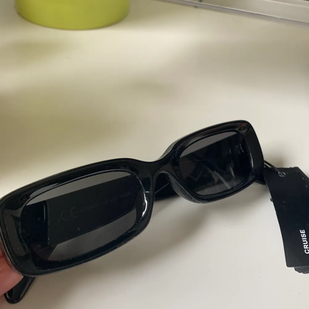 Helt oanvända Cruise solglasögon ifrån weekday🤎🤍 säljer då jag redan har ett liknande par . Accessoarer.