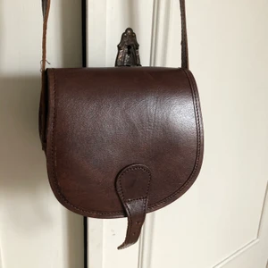 Brun läderväska - Jättefin axelremsväska i äkta läder och vintagestil!🤎 Använd väldigt få gånger och superfint skick! Köparen står för frakten🌟