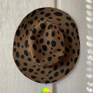 Hatt NY - En ny hatt från Monki i storlek 57. Alla lappar kvar. 