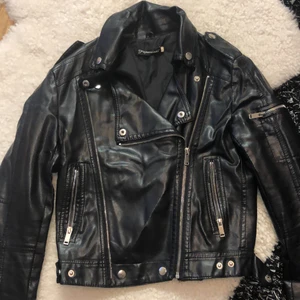 Snygg skinnjacka - Otroligt snygg skinnjacka, minns dessvärre inte vart jag köpt de, eller vad för märke det är 