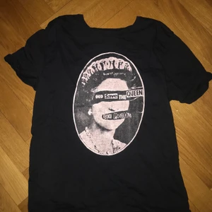 Sex pistols t-shirt - en svart t-shirt i L med tryck.