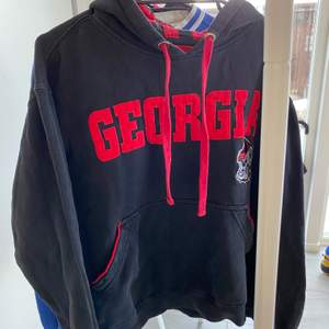 Snygg vintage hoodie med tryck från Georgia University! Uppskattad storlek:L. Buda i kommentarerna! Startbud:100kr 