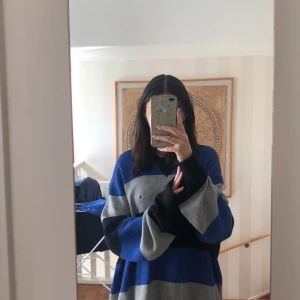 Oversized sweater  - Säljer pga för lite användning och för att den är rätt stor på mig hehe🥰 Passar nog S-XL (beror på hur oversized man vill att den ska sitta)