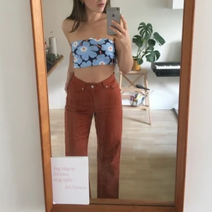 Vida byxor - SÅ sjukt snygga vida, orangea denimbyxor från Carin Wester. Tyvärr är dem för små och behöver hitta nytt hem! Vida långa ben, hög midja och perfekt passform. Använda typ 5 gånger så i perfekt skick. Jag är 166cm för referens! ❤️🌼 