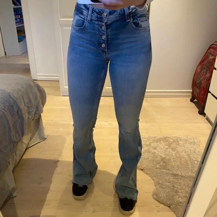 Ljusblåa jeans från Zara i storlek 36.. Jeans & Byxor.