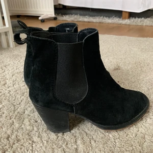 Steve Madde klackar!  - Svarta låga klackskor i sammet från Steve Madden!