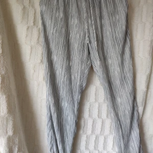 Cubus vita byxor - Härliga svala sommarbyxor! Löst sittande, nästan nyskick. Knappt använda. Säljs billigt pga flytt och noll tolerans för kapitalism