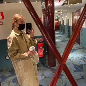 Trenchcoat  - Intressekoll!!! En superfin trenchcoat från HM med tillhörande band i midjan. Endast använd 2 gånger. Storlek XS/S men passar även M skulle ja säga. Buda eller  Köp direkt för 450kr