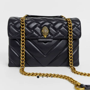 Kurt Geiger västa - Svart Kurt geiger väska som tyvärr inte kommer till användning. Byter gärna mot nån annars annars säljer jag för 2000 kr. Använt dne en gång så inga skador. Dustbag finns med. Nypris 3000