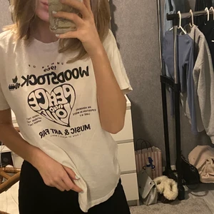 Cool tröja  - Jättesnygg t-shirt med coolt tryck. Köpt på stradivarius. Snygg passform och trycket klär upp en basic outfit! Använd men bra skick. Helt vanlig på ryggen, bara tryck på framsidan 