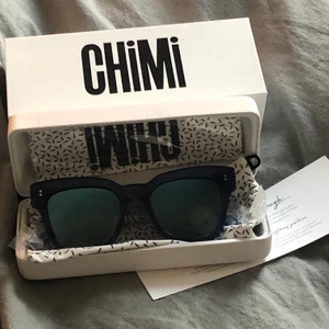 Chimi glasögon - Ett par fett snygga oanvända chimi glasögon som aldrig kommit till användning där av säljer jag dom vidare. De är blåa i färgen acai och modell 005              Budet ligger på 550kr