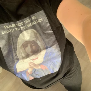 T-shirt med tryck - Ball t-shirt från NA-KD som tyvärr blivit för liten för mig ⚡️ använt skick