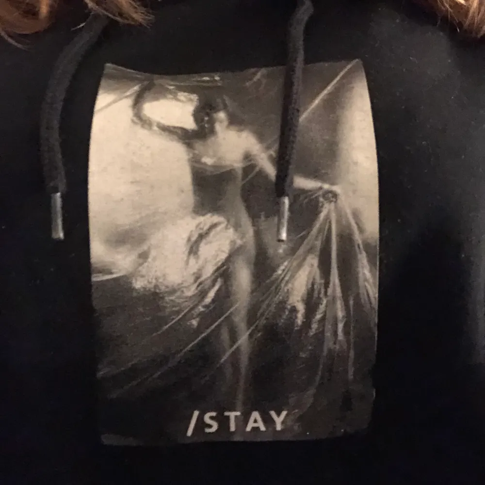 En svart hoodie med tryck från Stay i storlek M. I Bra sick🤍. Hoodies.