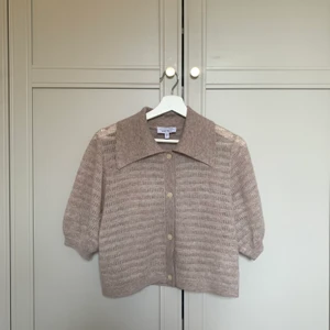 Kofta - Säljer denna beiga kofta från & other stories. Storlek S. Använd 2-3 gånger. 