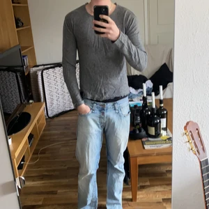 Proud canadian stickad tröja  - En stickad ylle tröja av proud canadian i storlek small. Passar nog storlek small eller någon kortare storlek medium. Jag är 190cm och plagget funkar i armarna men inte i längden över magen. Bra cond 8/10. Väldigt tunn tröja. Nypris ca 700kr