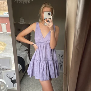 Sommarklänning - Säljer den här klänningen som jag beställde för ett tag sen som nu är slutsåld men hann ej skicka tillbaka! Sååå fin men passar inte mig tycker jag😢 Oanvänd, Prislapp kvar💖