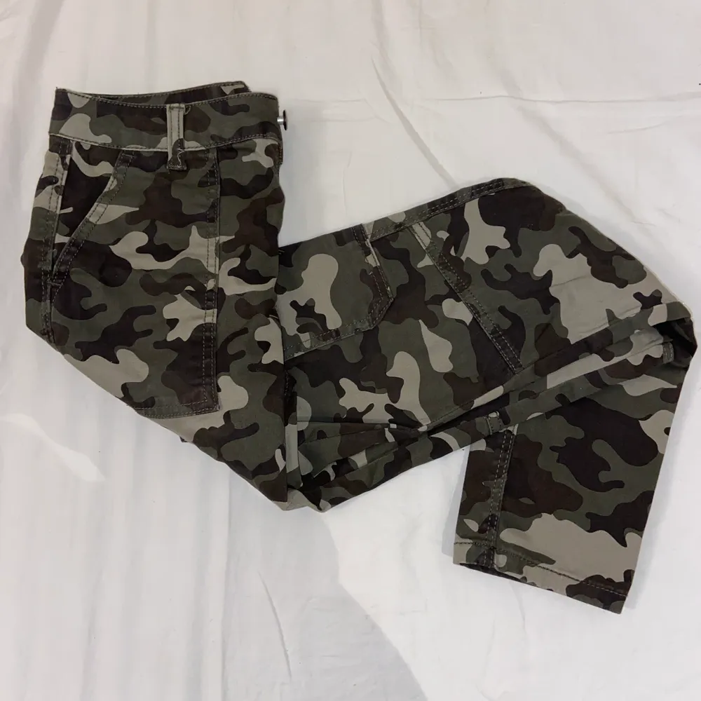 Ett par shit snygga kamouflage byxor från Cubus🖤 lite korta för mig. Köparen står för frakten💓. Jeans & Byxor.