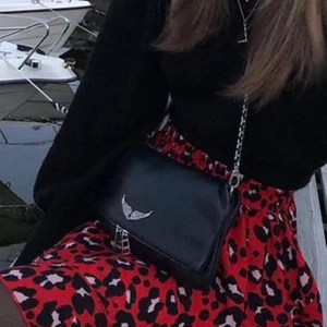 Zadig & Voltaire - Säljer min jätte fina Zadig väska. Använd ganska många gånger men ändå i ett jättebra skick.Det är den stora modellen. Har två band till kommer, ett kort och ett långt. Köpte den för 3200 säljer den för 1000kr