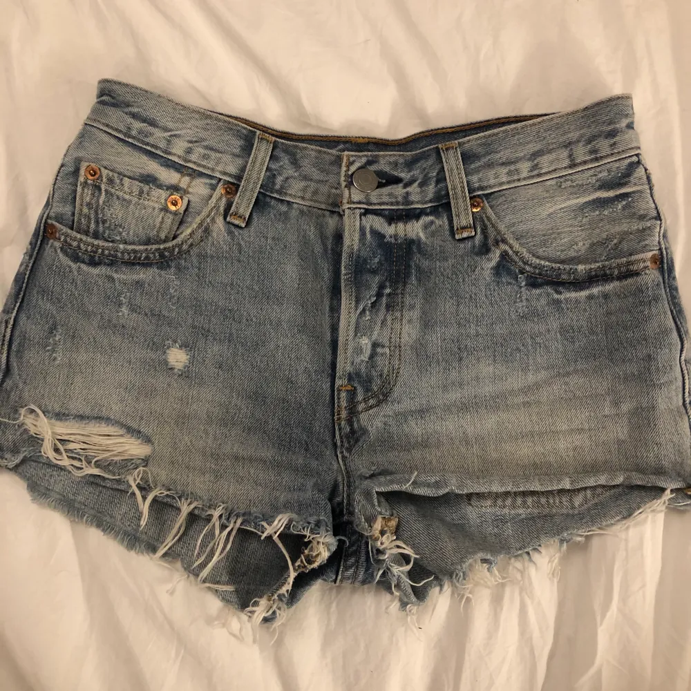 Levi’s 501 shorts i en ljusblå färg som är sliten i tvätten. Sparsamt använda 🤍. Shorts.