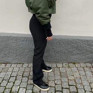 Kostymbyxor - Säljer dessa perfekta kostymbyxorna från asos, jag är 1,79 cm lång och dom går perfekt över skorna!!🤩