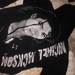 Hoodie  - Säljer min Michael Jackson hoodie då jag inte använt den. Jätte fin och i toppen skick.