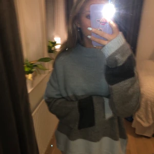 Stickad tröja - Super mysig oversized tröja, ljusblå med grå ränder💙 Kommer aldrig till användning! XS men passar nog alla! (Köpare står för frakt!)