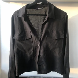 🌸 svart blus 🌸 - Svart blus. Använd 2 gånger. Nyskick. 