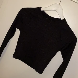 Tröja  - Helt ny tröja från Gina aldrig använd köpt för bara nån månad sen, den är jätte fin men inte riktigt min stil längre, har en fin öppning längst ner vid armen, hör av dig för mer bilder💗