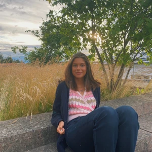 Trendig stickad t shirt från lindex - Sååå fin stickad t shirt från lindex! Andra bilden är LÅNAD. Buda i kommentarerna! HÖGSTA BUD: 250kr