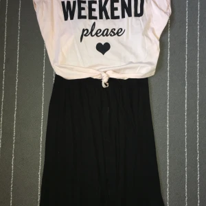 Rosa/svart klänning  - Köpt från Lindex, storlek 170/14 år, använd ett fåtal gånger ex vid dop, skönt och lättsamt material!!