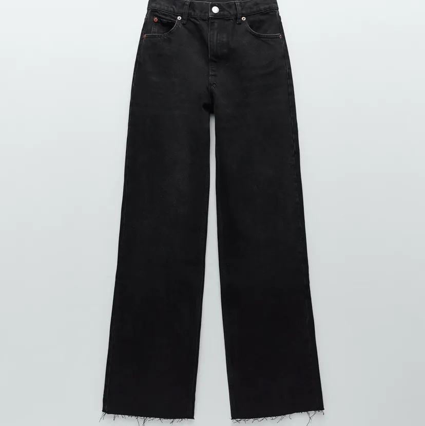 Superfina jeans både svarta och blå!  inte använda fler än 2 gånger, så båda är i nyskick! Skriv för fler bilder eller frågor💖 150 kr styck ❗️❌DOM BLÅ ÄR SÅLDA❌❗️. Jeans & Byxor.