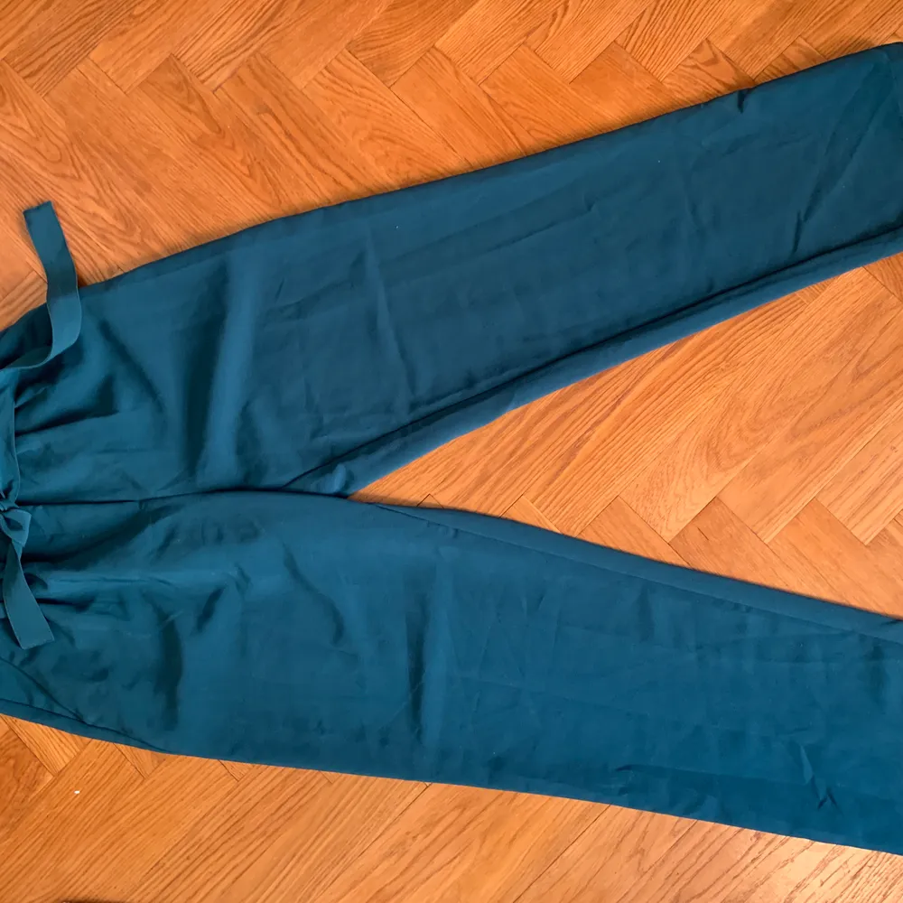 Ett par mörkgröna vida byxor från BilBok i strl S. Dessa är dessutom oanvända, bara testade. Kan inte få på mig dessa längre, därför jag säljer! . Jeans & Byxor.