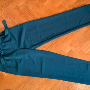 Ett par mörkgröna vida byxor från BilBok i strl S. Dessa är dessutom oanvända, bara testade. Kan inte få på mig dessa längre, därför jag säljer! 