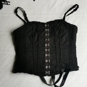 Korsett topp - Storlekslappen är bortklippt men gissar på att det är 38. Går att öppna i fram och dra åt i bak 🖤