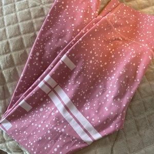 Aimn tights - Rosa/vita träningstights från Aimn. Fint skick. Köparen står för eventuell frakt. 