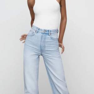 Säljer ett par helt nya och oanvända jeans från Zara, perfekt blå färg och passform (Storlek 36)           250 kr! 